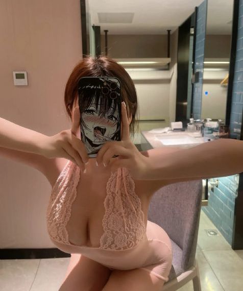 欧美街拍透视中长裙_4K高清视频观看